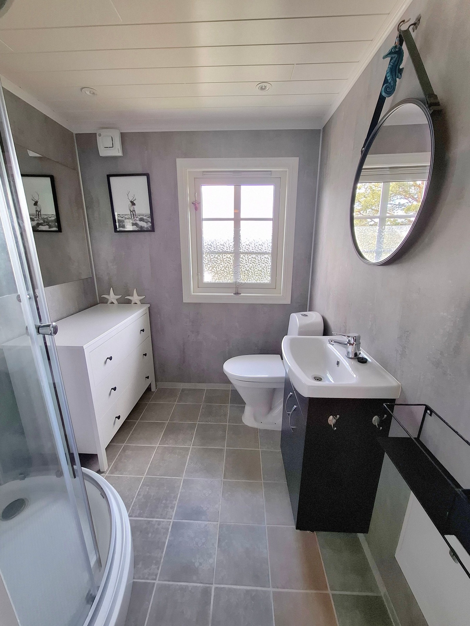 Kjekt bad med toalett, vask og dusjkabinett Galleribilde