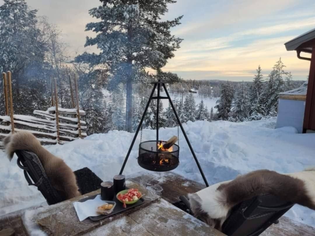 Vinterlig bålpannekos Galleribilde