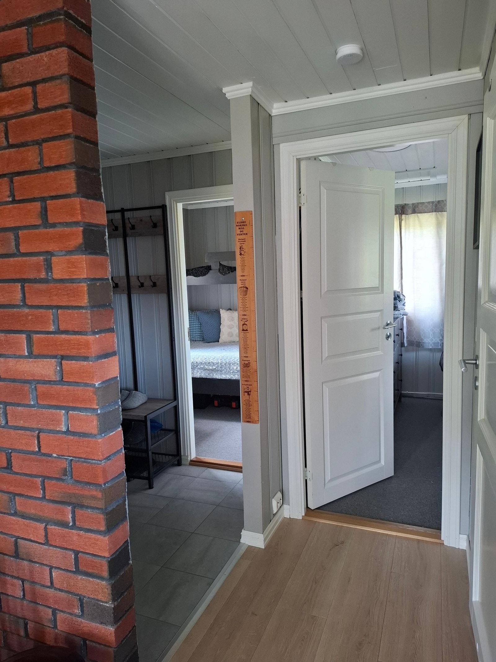 Dør inn til begge soverommene Galleribilde