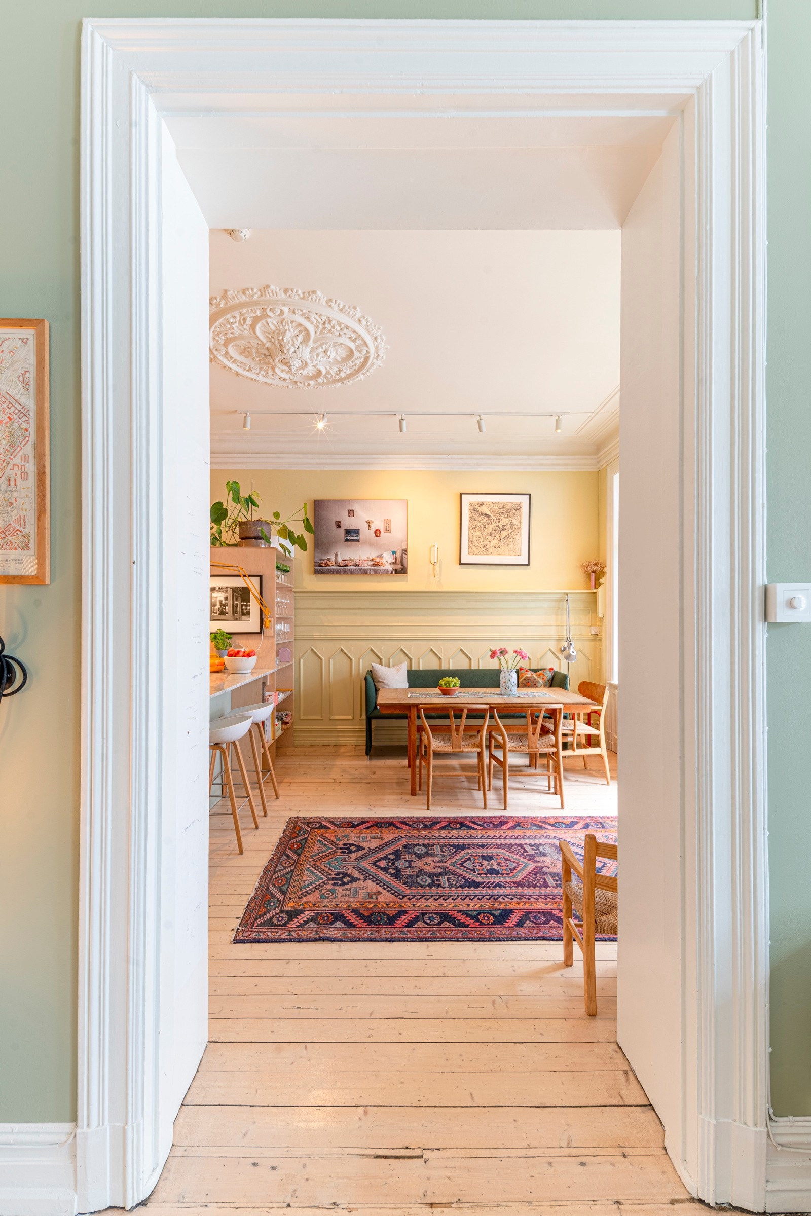 Åpning mellom stue og kjøkken/spisestue. Galleribilde