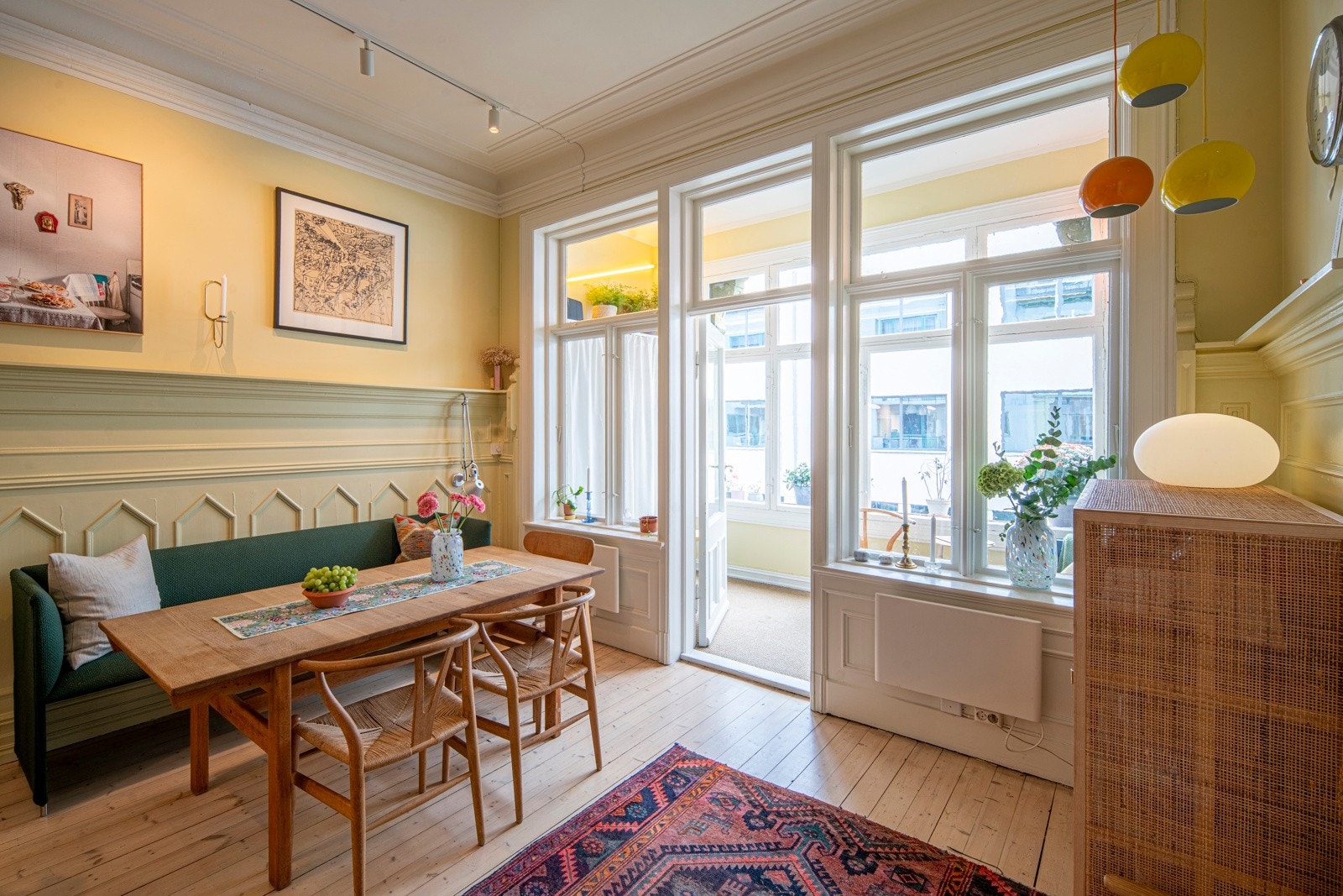 Boligen har stort kjøkkenrom med utgang til vinterhage, i tillegg til balkong med utgang fra tv-stuen. Klassiske detaljer er bevart - fløydører, rosetter, originale gulv og brystning i harmoni med moderne løsninger på kjøkken, bad og vaskerom. Galleribilde