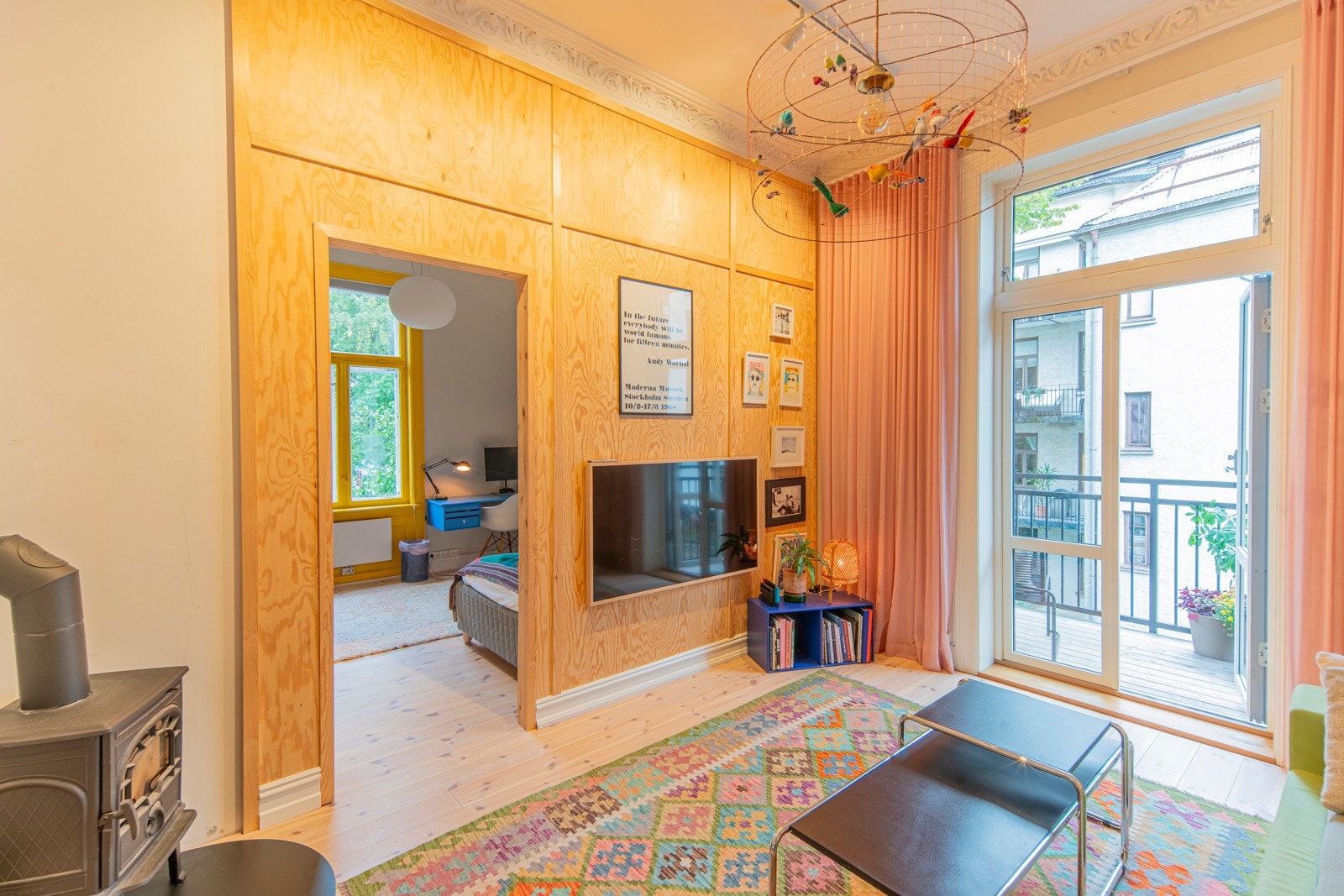 TV-stuen har Jøtulpeis som gir god oppvarming på kalde dager. Galleribilde