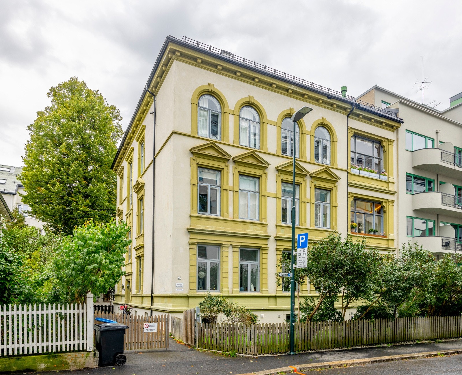 Rosenborggata 22 ble bygget i 1893 og ble tegnet av en ung arkitekt. I de originale tegningene av fasaden ser man at det var planlagt litt mer fornemme søyler i vinterhagene mot Rosenborggata, ellers er huset bygget ganske nøyaktig som planlagt. Galleribilde
