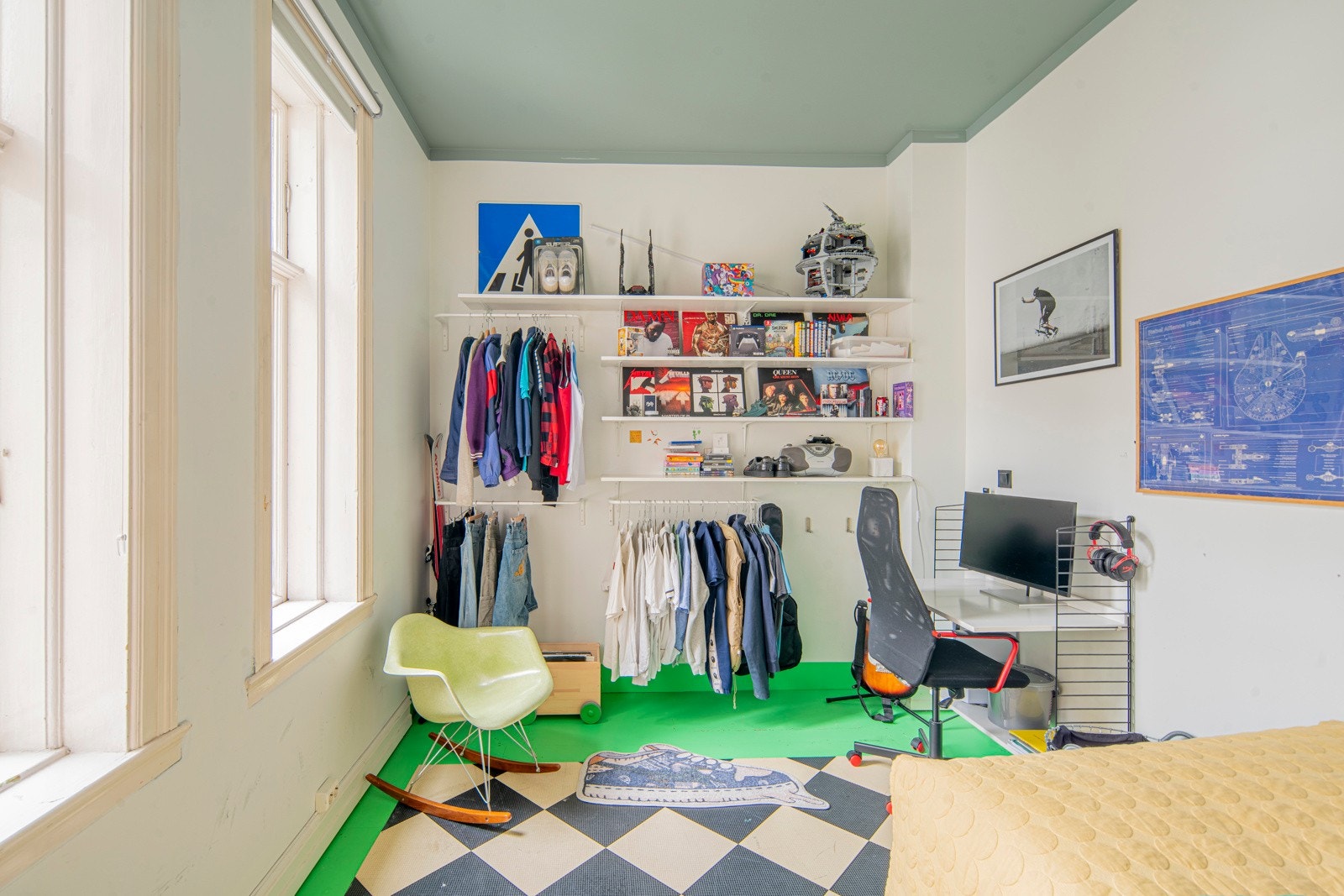 Mange vinduer mot bakgården gir et lyst rom og rolige omgivelser. Ligger innenfor rom med vask og bad 2, så denne delen har blitt omgjort til utleiedel hos nabo i 1. etg. Galleribilde