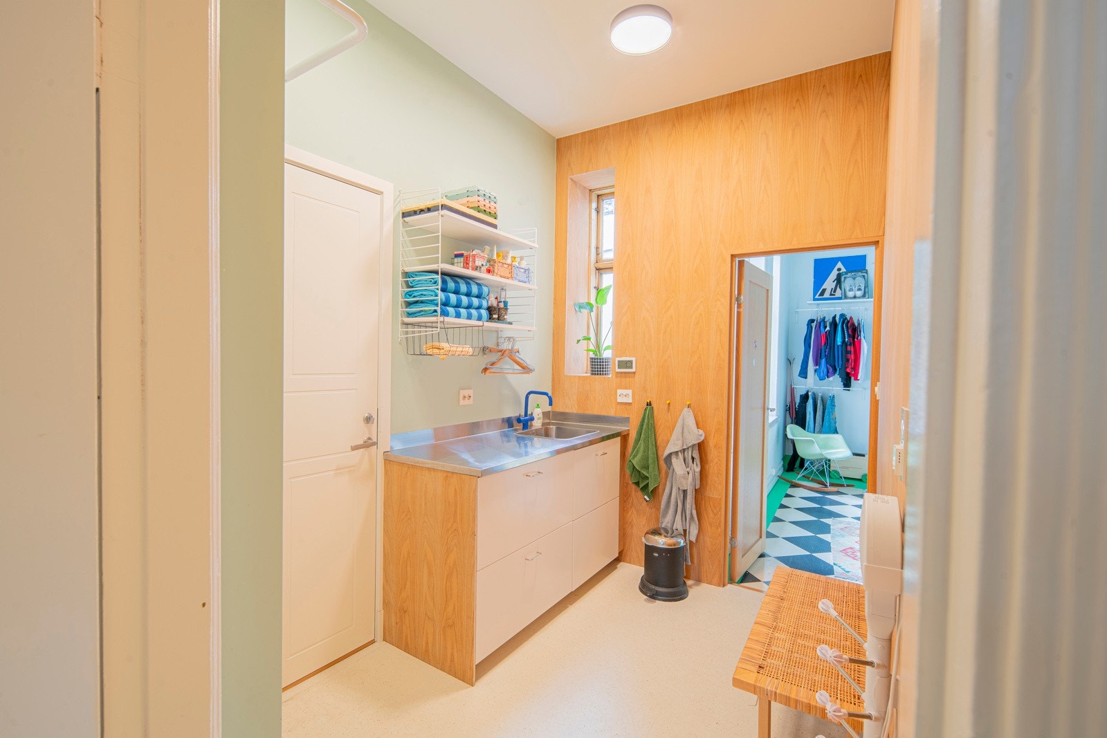 Eget vaskerom med utgang til baktrapp med bod. Praktiske skuffer for skittentøy under arbeidsbenk i stål, samt heng og tørkestativ på veggen. Et smalt vindu over benk gir fint arbeidslys. Galleribilde