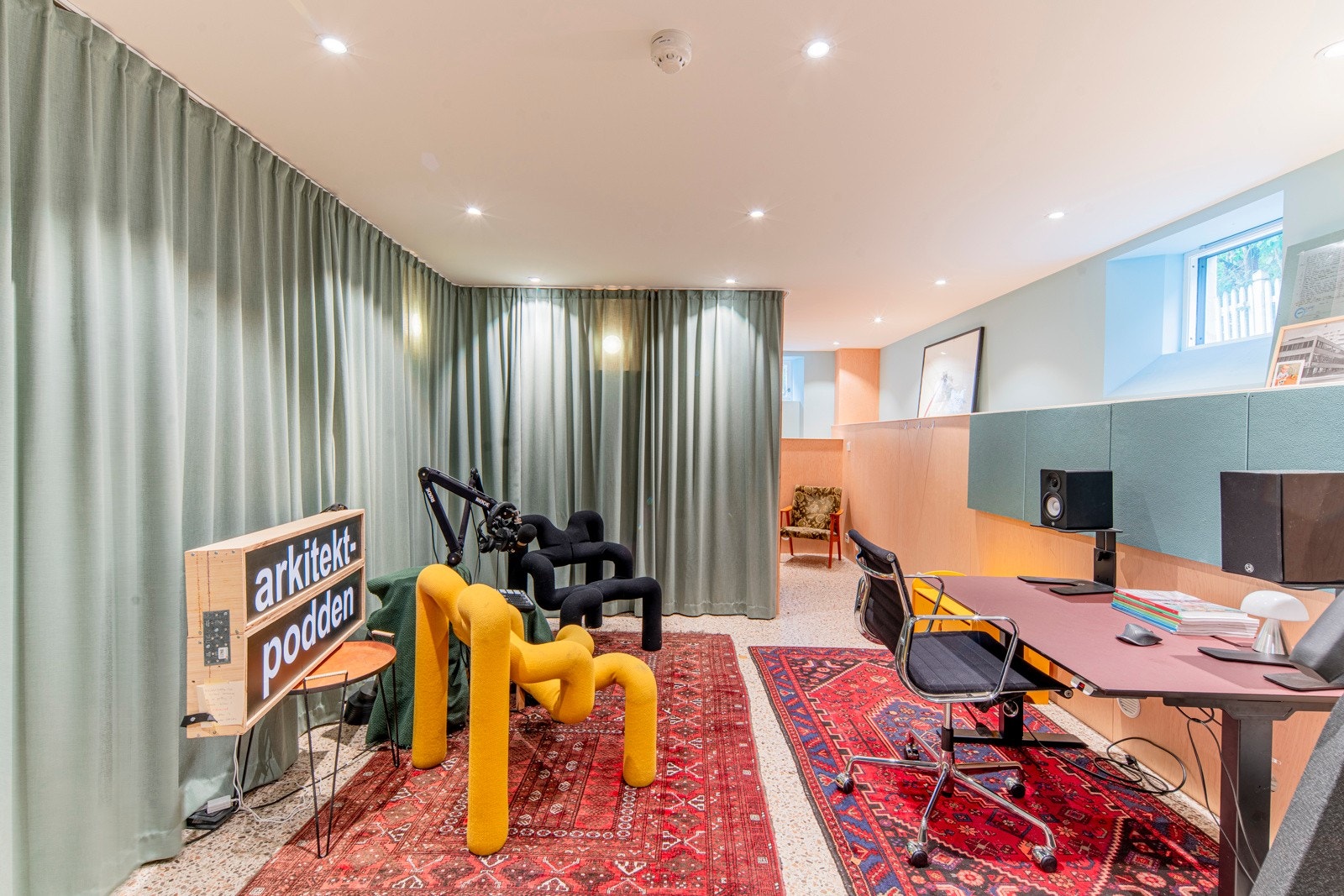 Kjellerboden er renovert i 2024 og omgjort til et stort hobbyrom med høy standard - vinduer, hybelkjøkken, toalettrom og god ventilasjon. Rommet er registrert som tilleggsareal i henhold til reseksjoneringen. Galleribilde