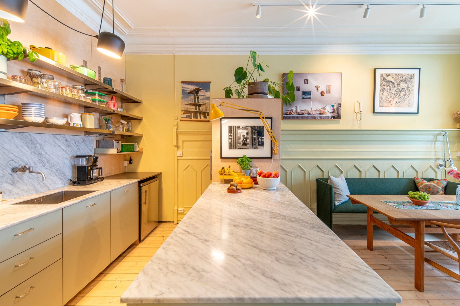 Kjøkkenøy med benkeplate i marmor med underlimt vask fra Blanco og veggintegrert kjøkkenarmatur. Det er integrerte stikkontakter i marmorplaten over komfyr- og vaskesonen. Galleribilde