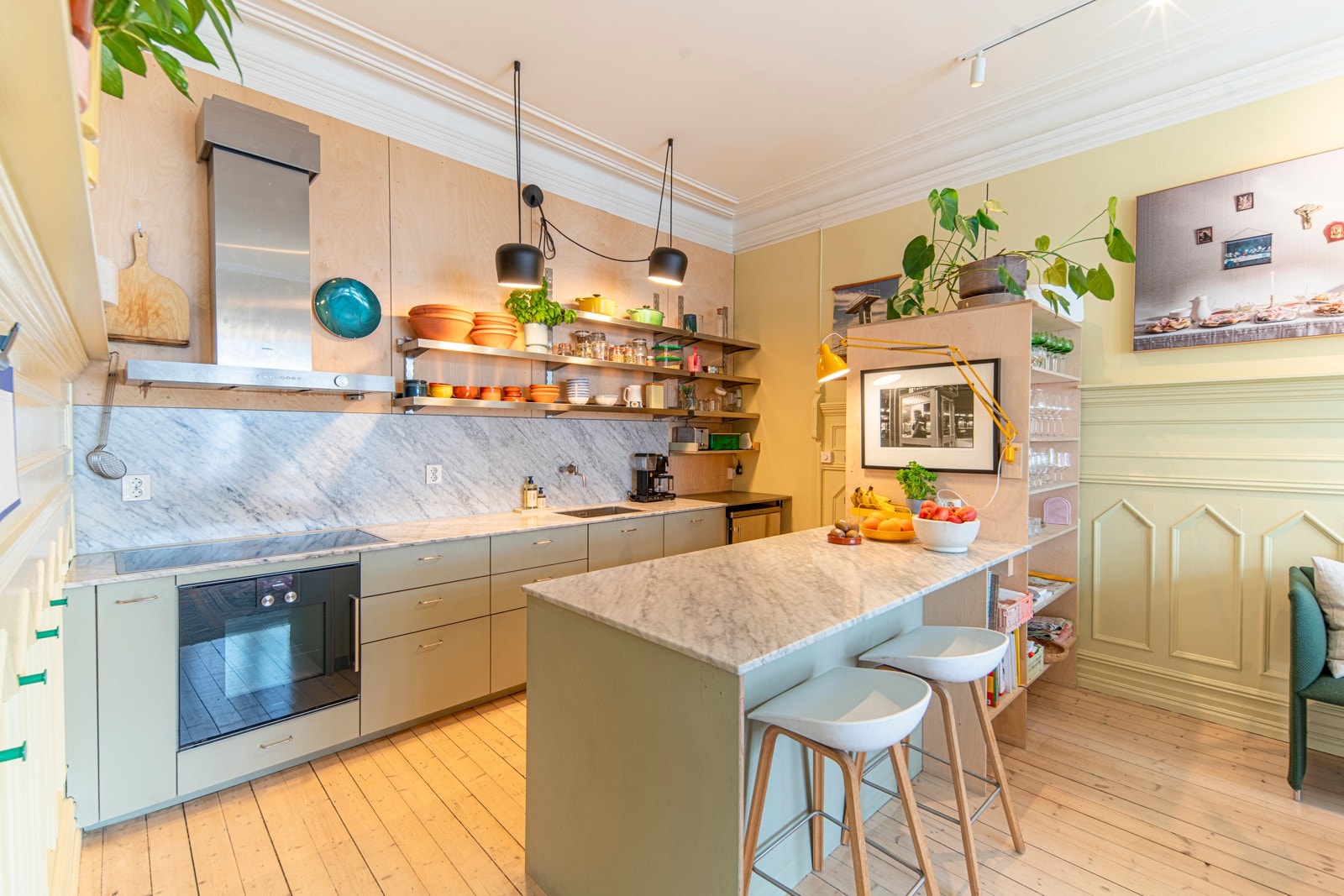 Leilighetens hjerte. Her går fabrikken 24/7 - lange frokoster i helger, dunke ut hverdagsmiddager mellom aktiviteter, venner som drikker vin mens man mekker mat på kjøkkenøya. Galleribilde