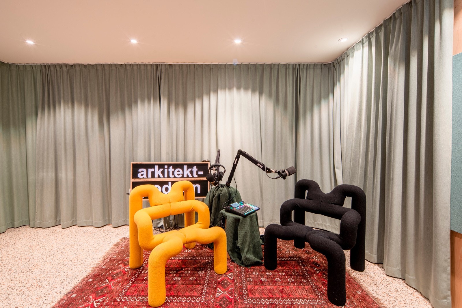 Kjellerrommet har integrert hyllereol for såkalte eurokasser - dette gir smart lagring og ekstrem fleksibel bruk. Et veldig populært sted å henge for ungdommene og deres venner! Galleribilde