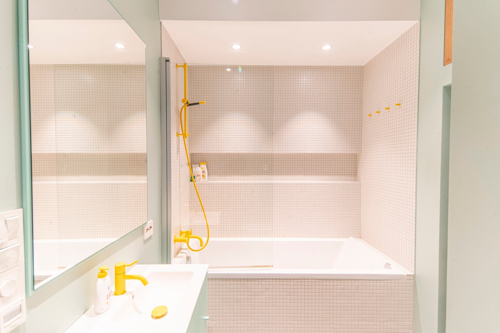 Bad/vaskerom. Blandebatterier fra Vola, vask/møbel fra Monatana, downlights som får varmere farge når de dimmes ned. Galleribilde