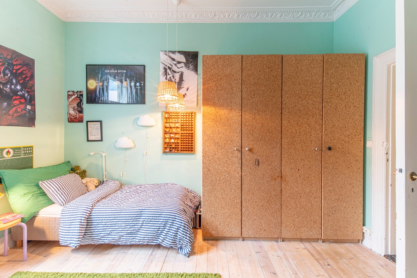 Begge sidene av soverom 2 har gode garderobeskap med innredning fra Pax. Galleribilde