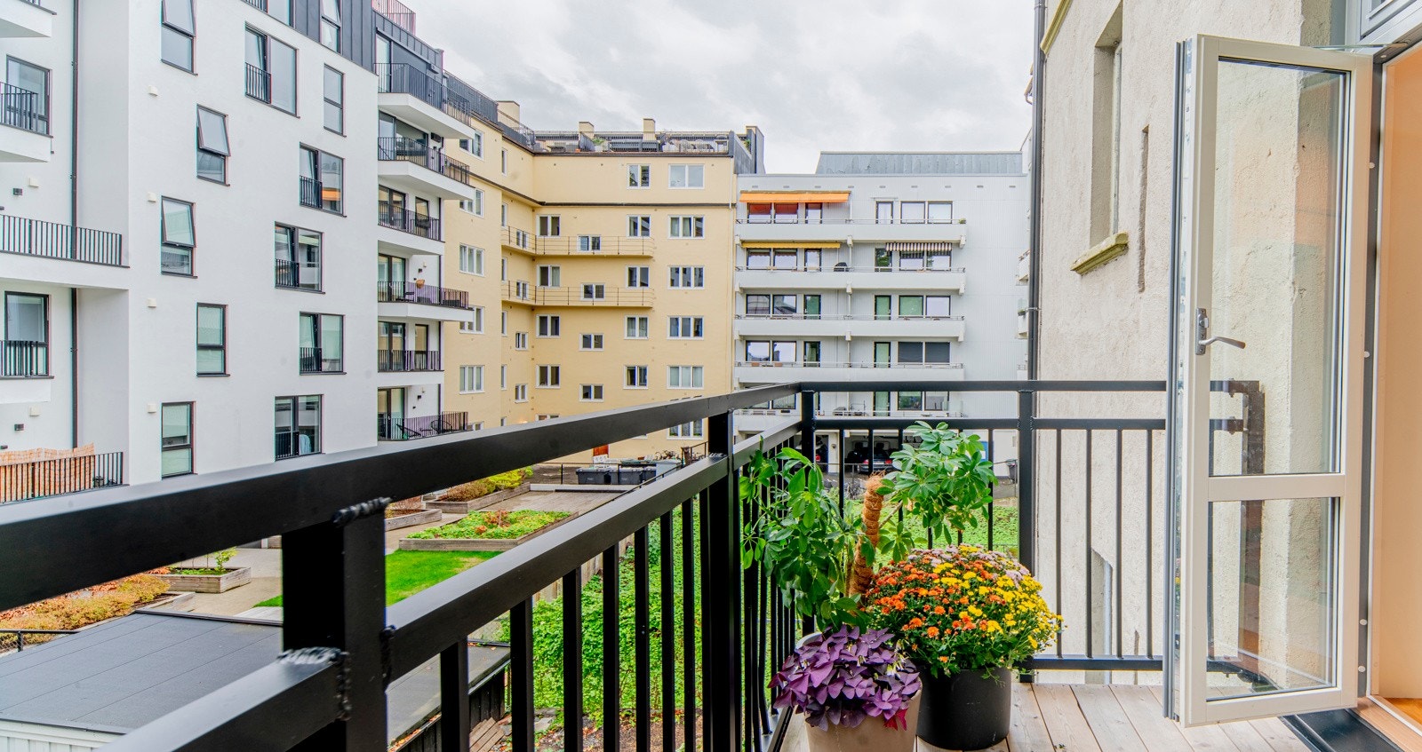 Balkong med utgang fra tv-stuen, vender mot bakhagen. Galleribilde