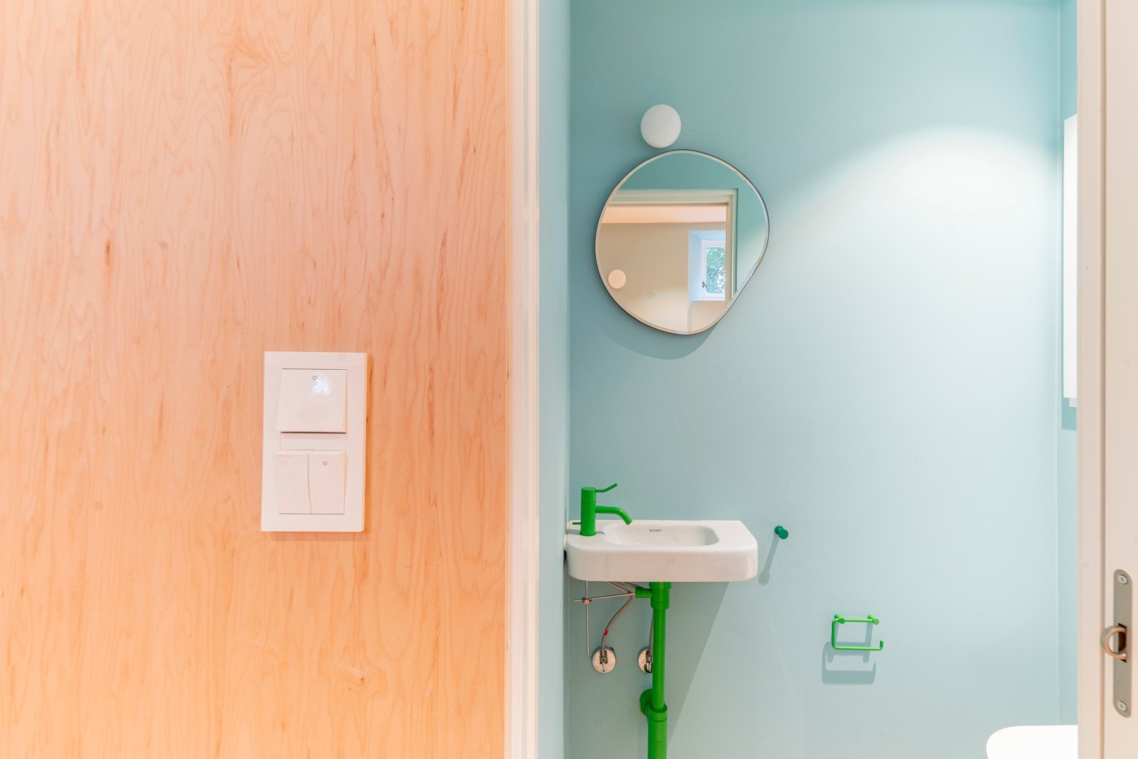 Toalettrom i kjellerrommet. Galleribilde