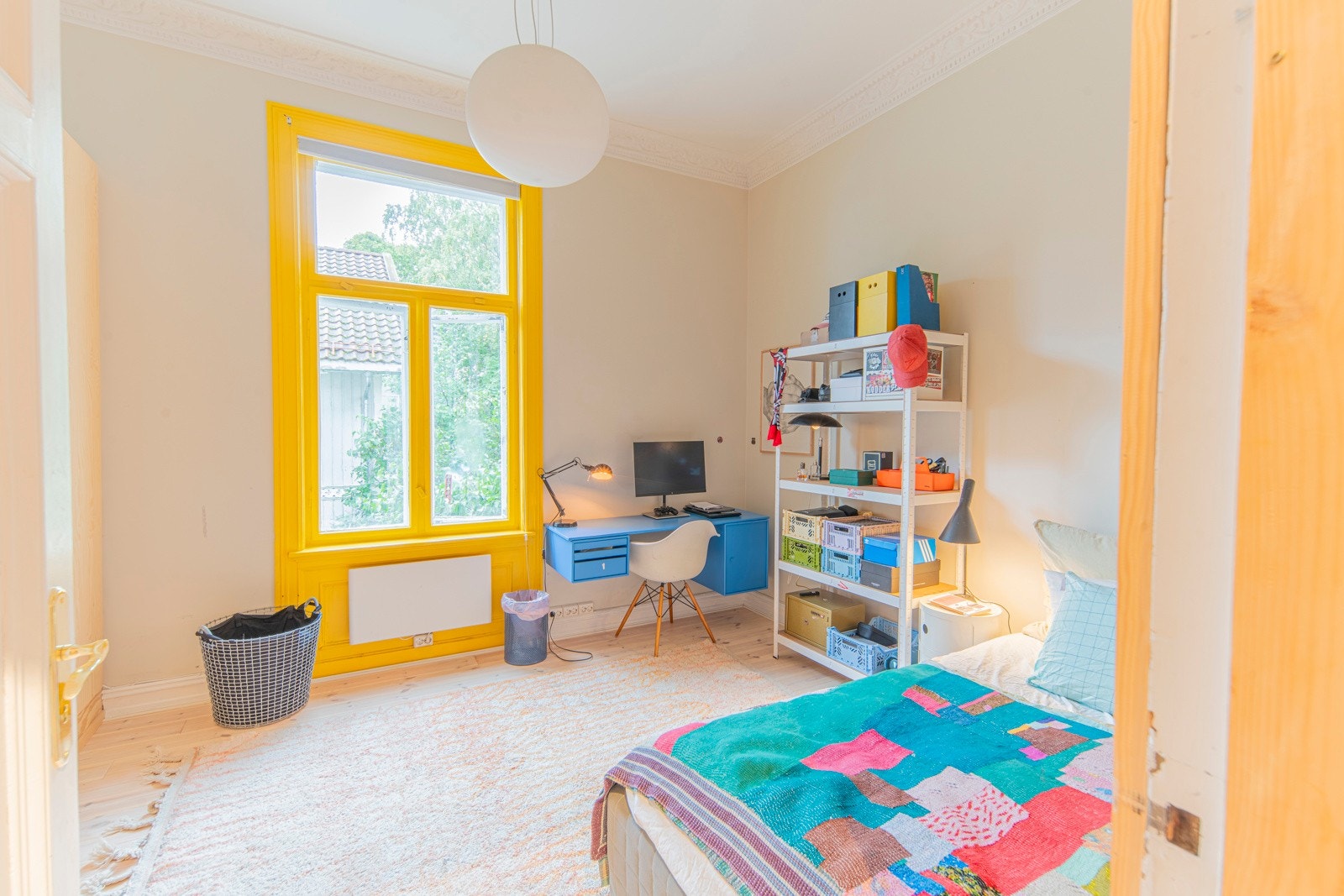 Soverom 1 på 14,7 kvm. Romslig og lyst soverom. Garderobeskap med masse lagring, vegghengt skrivebord og seng. Galleribilde