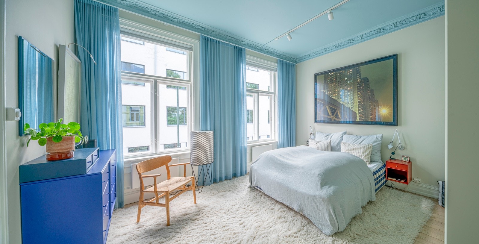 Hovedsoverommet (kalt soverom 3 i plantegningen) er opprinnelig en stue og måler 19 kvm. Rosetten i himlingen er malt i en dempet, dus blå farge, plissé-gardiner og fleksible møbleringsmuligheter gir et uvanlig flott soverom. Galleribilde