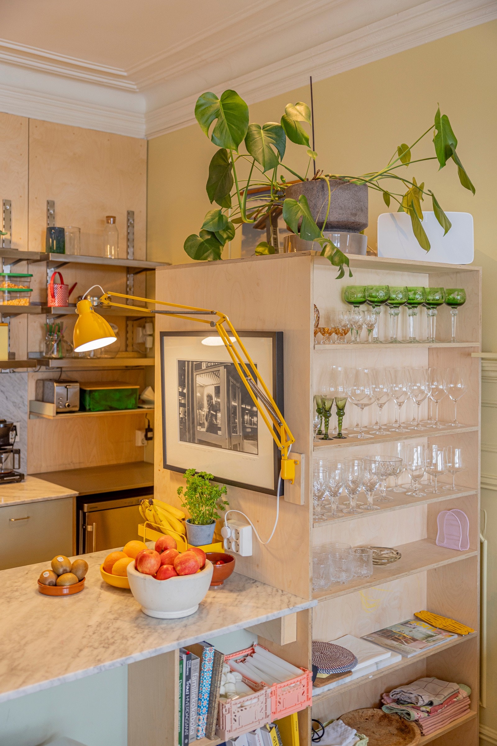 Det er et rom som fungerer utrolig godt. 80cm brede skuffer på øya gir ekstra plass til alt, og smart løsning på gjenvinning, pant, papir osv gjør at det er lett å holde ryddig. Galleribilde