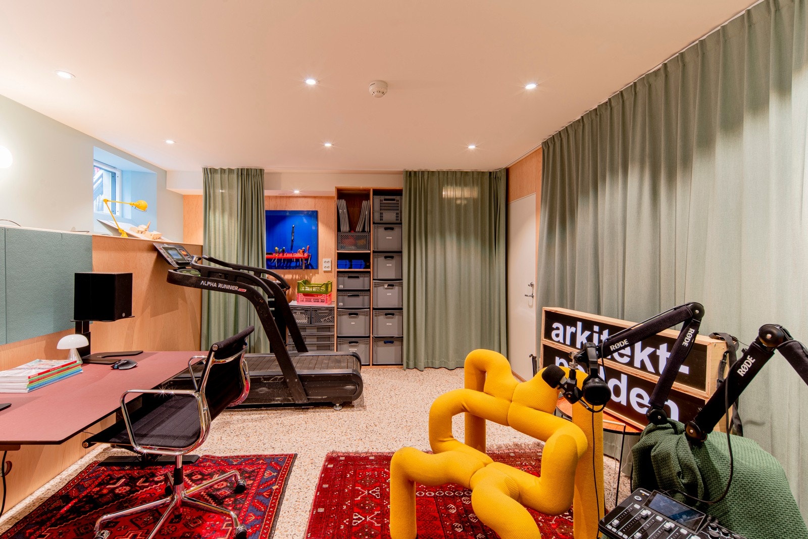 Den 27 kvm store kjellerboden er oppgradert til et topp moderne areal med wc, kjøkkenkrok, kjøleskap integrert og egen varmtvannstank. Rommet benyttes i dag som hjemmekontor og podcast-studio. Galleribilde