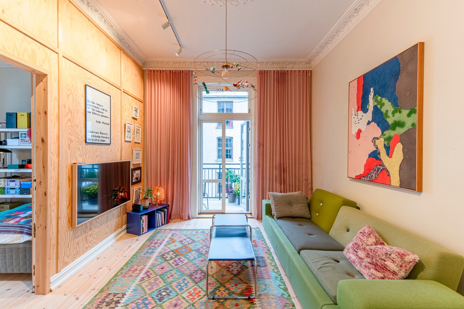 TV-stue på 14,43 kvm med utgang til balkong. Rommet vender mot bakgården og har soverom 1 innenfor. TV-stuen har blitt benyttet som gjesterom, kontor og nå tv-rom. Galleribilde