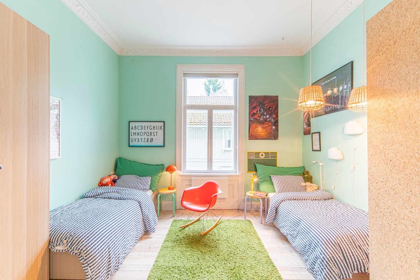 Soverom 2 er et stort soverom med inngang fra entréen. Rommet er målt til 16,3 kvm. Her er det god plass til to senger og masse skapplass i gardrobene. Galleribilde