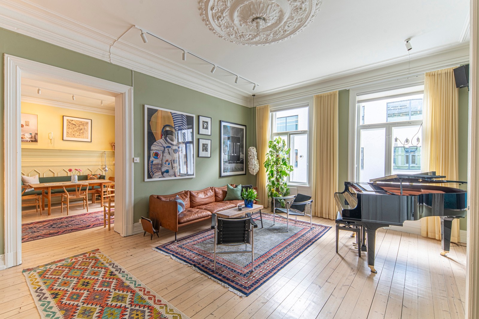 Velkommen til Rosenborggata 22 - en hel etasje med en sjelfull, lys og romslig familiebolig med fleksibel planløsning, balkong, eget hobbyrom i kjeller med høy standard! Galleribilde