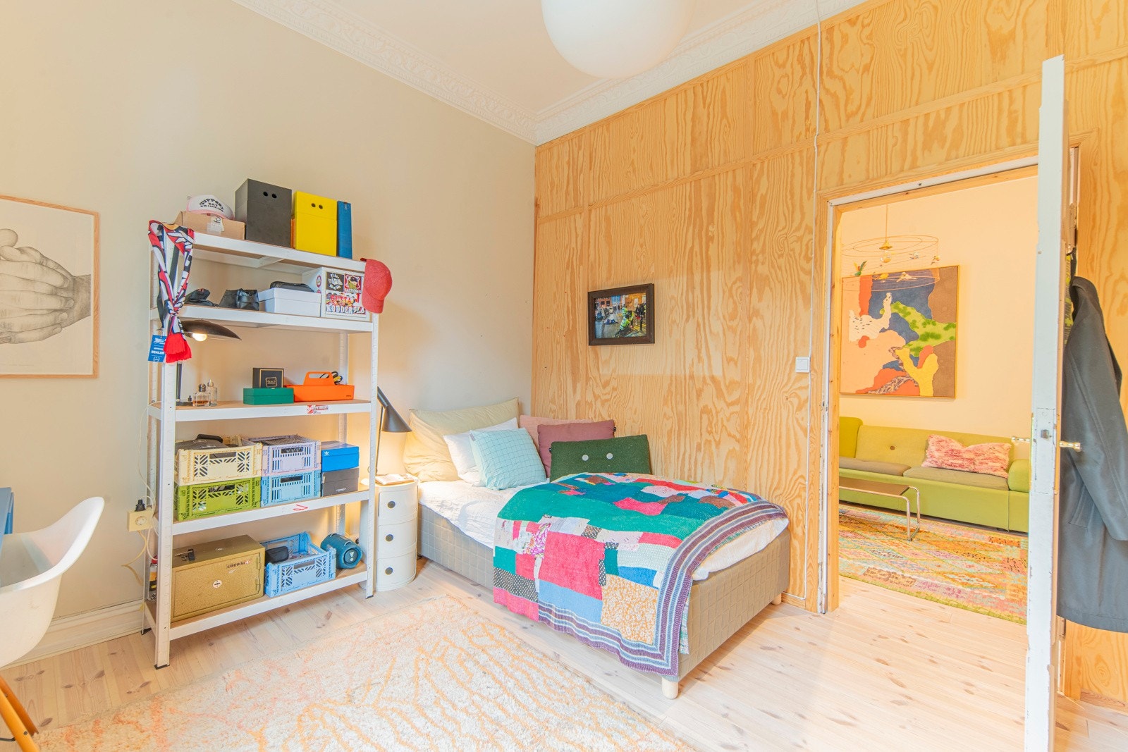 Soverom 1 med vegg av finér mot tv-stuen utenfor. Galleribilde