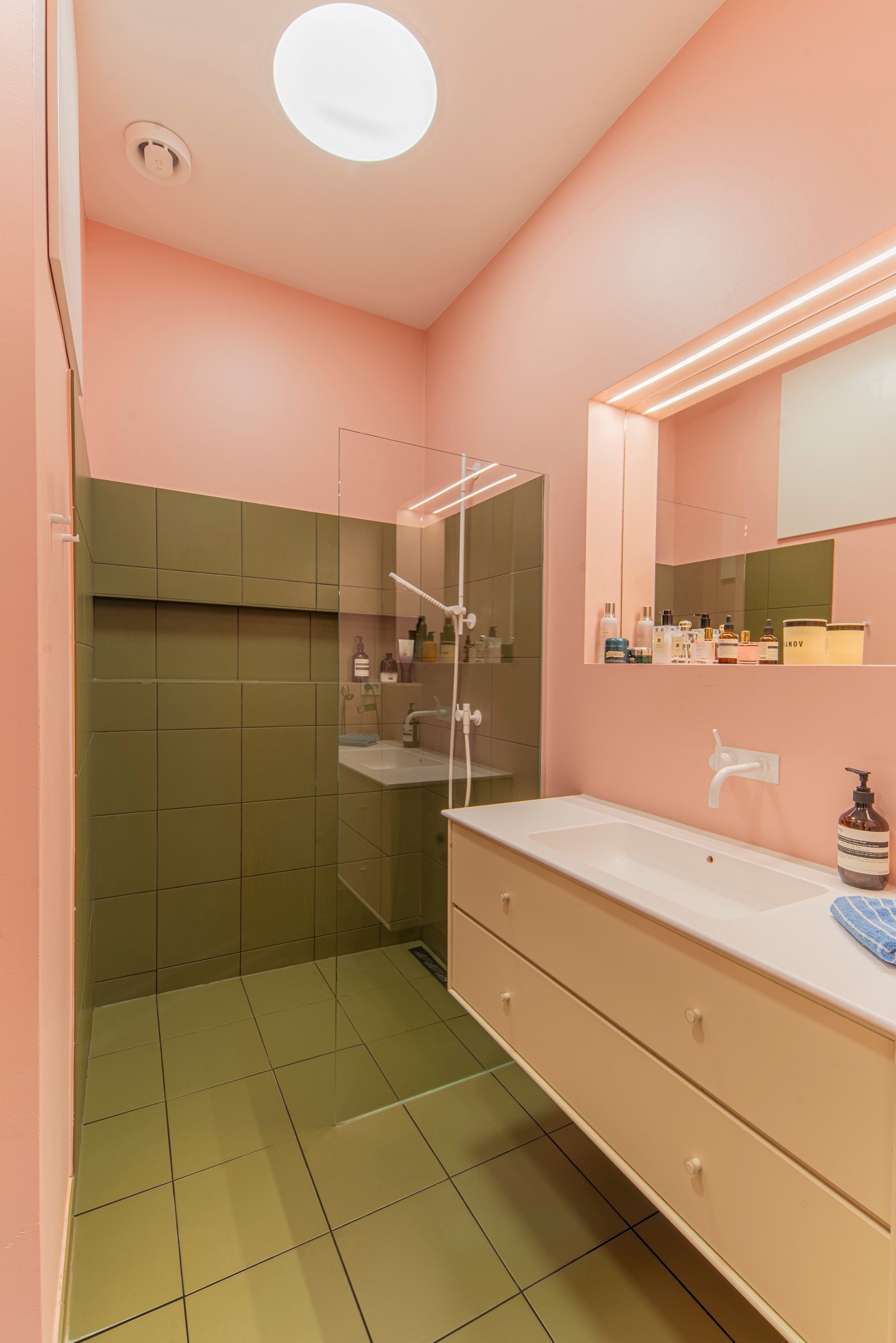 Bad med varmekabler og elektrisk avtrekksvifte. Vola blande-/dusjbatterier og møbel fra Montana. Galleribilde