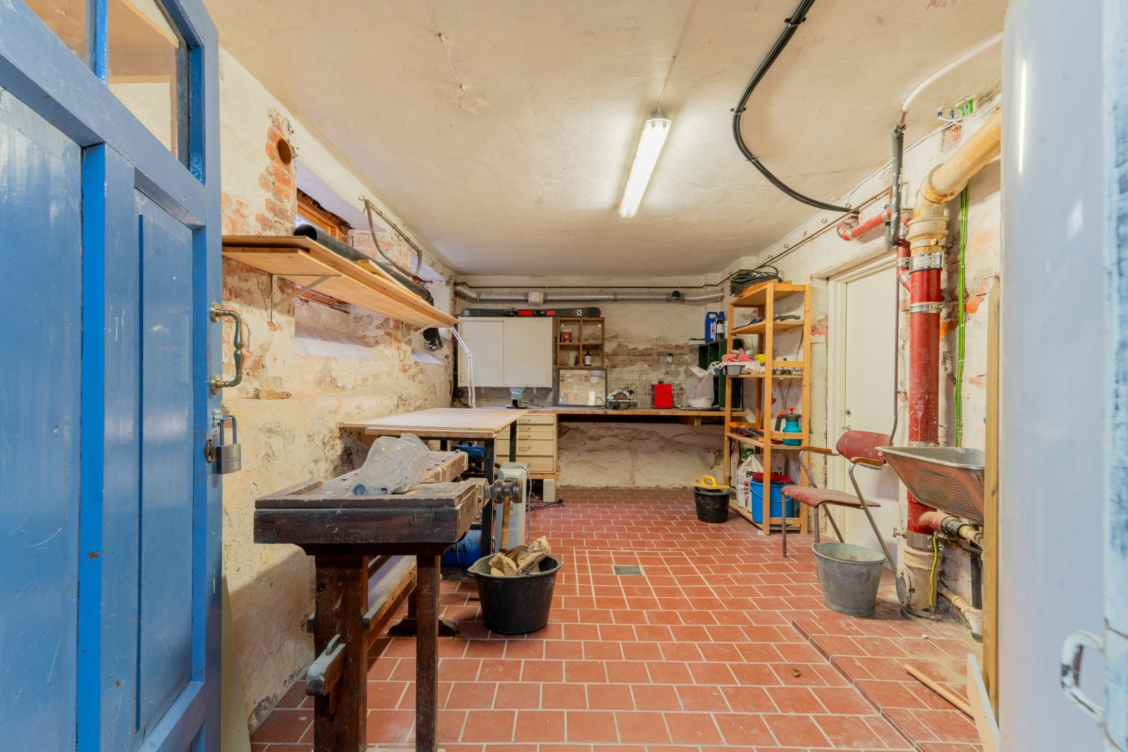 I kjelleren finnes flere fellesrom for sameiet, bl.annet et stort hobbyrom, sykkelparkering og felles lagringsplass. Galleribilde