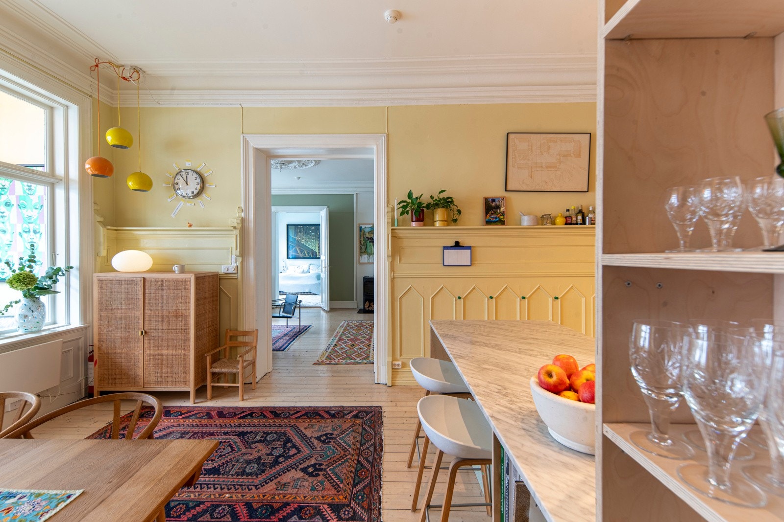 Rommene er holdt i lune farger og de fine originale detaljene fremheves med maling. Gaggenau koketopp 90 cm gjør at man kan lage mat til så mange folk kåken rommer (100+) og komfyren har spesial pizza-stein-varmelement. Galleribilde