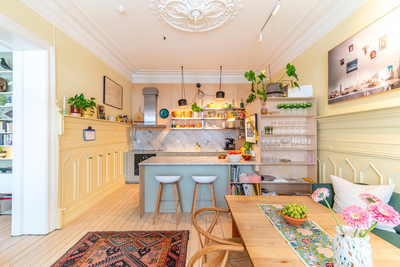 God spiseplass til familie og venner i kjøkken/spisestue som måler 31 kvm (inkludert vinterhagen). Galleribilde