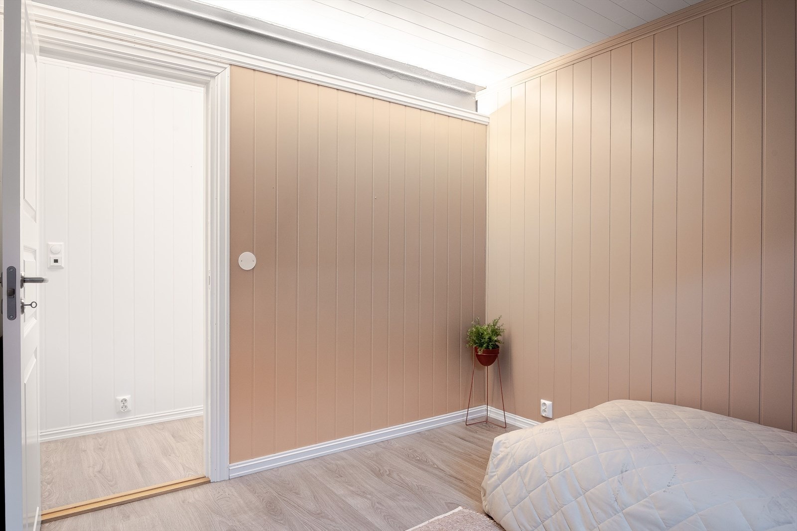 God standard fra 2017 med enstavs laminat på gulv med gulvvarme og overflater malt i en nydelig farge. Galleribilde