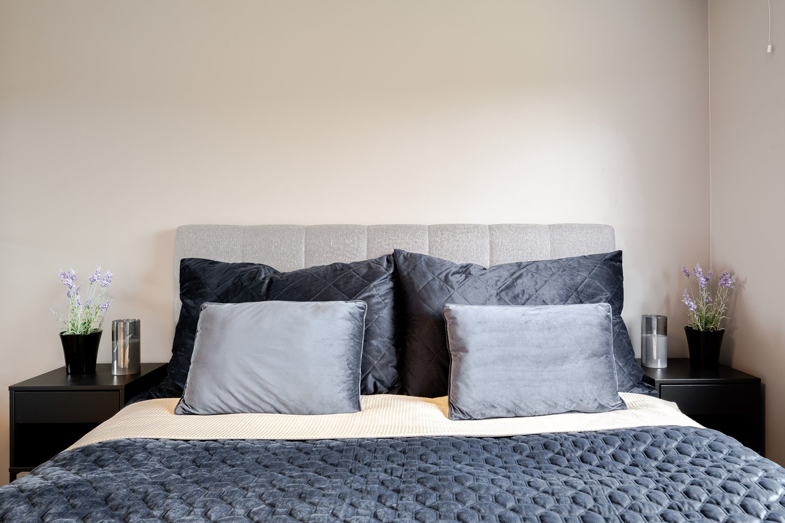 På soverommet har du naturlig plass til dobbeltseng med tilhørende nattbord. Galleribilde