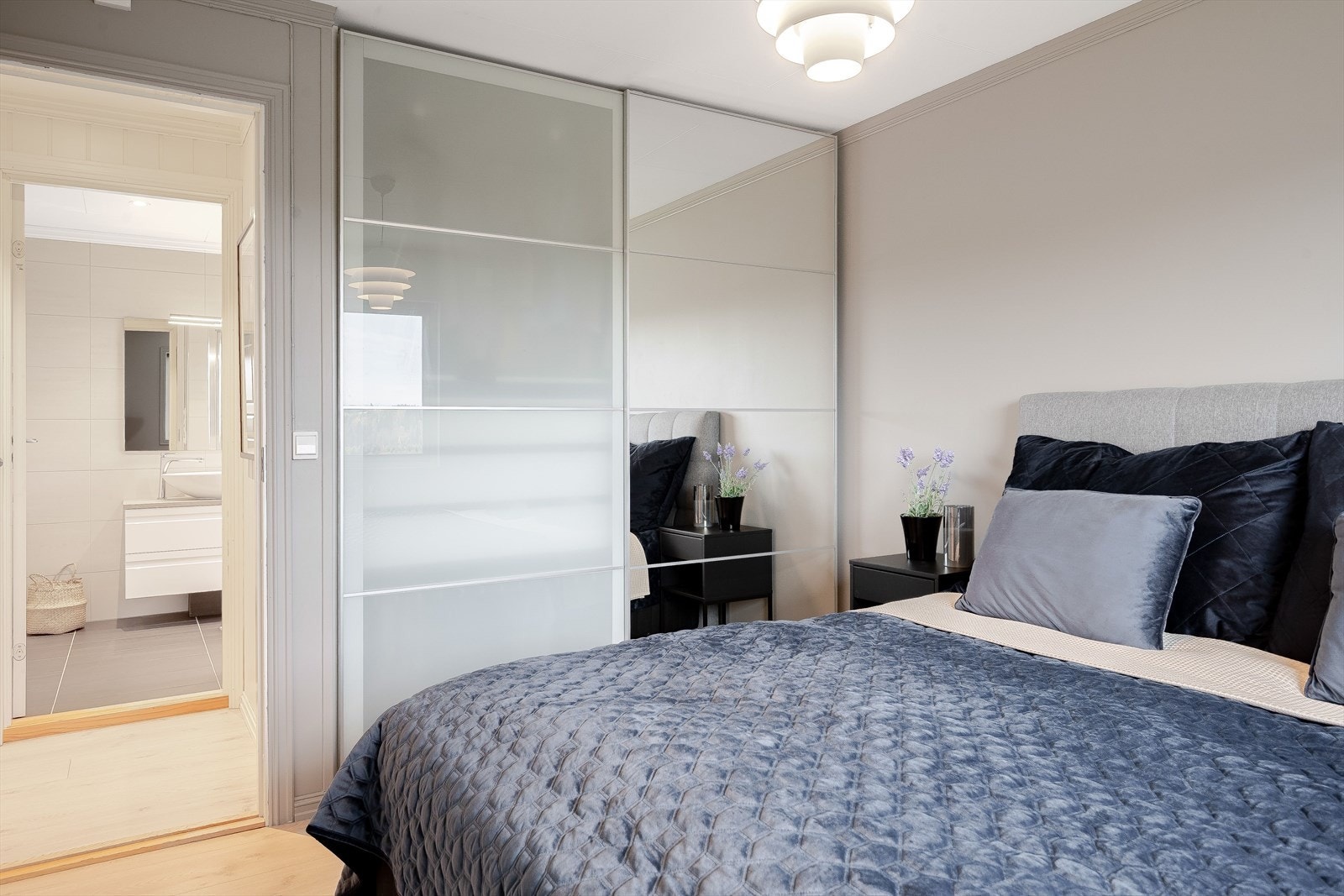 Det er også god oppbevaringsplass i medfølgende skyvedørsgarderobe. Galleribilde