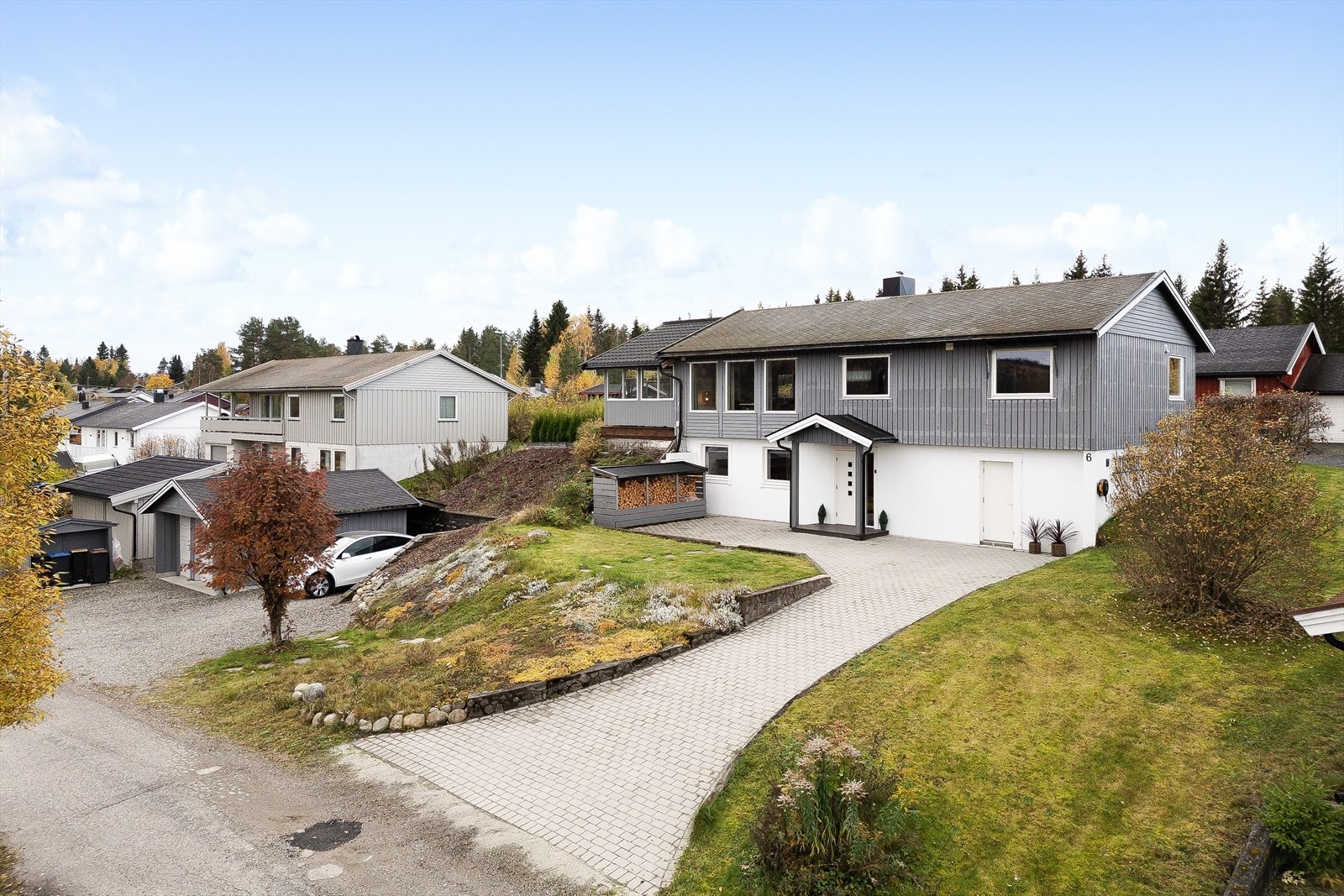 En pent opparbeidet eiendom med store, flotte og solrike uteplasser og nydelig utsikt til Glomma. Galleribilde