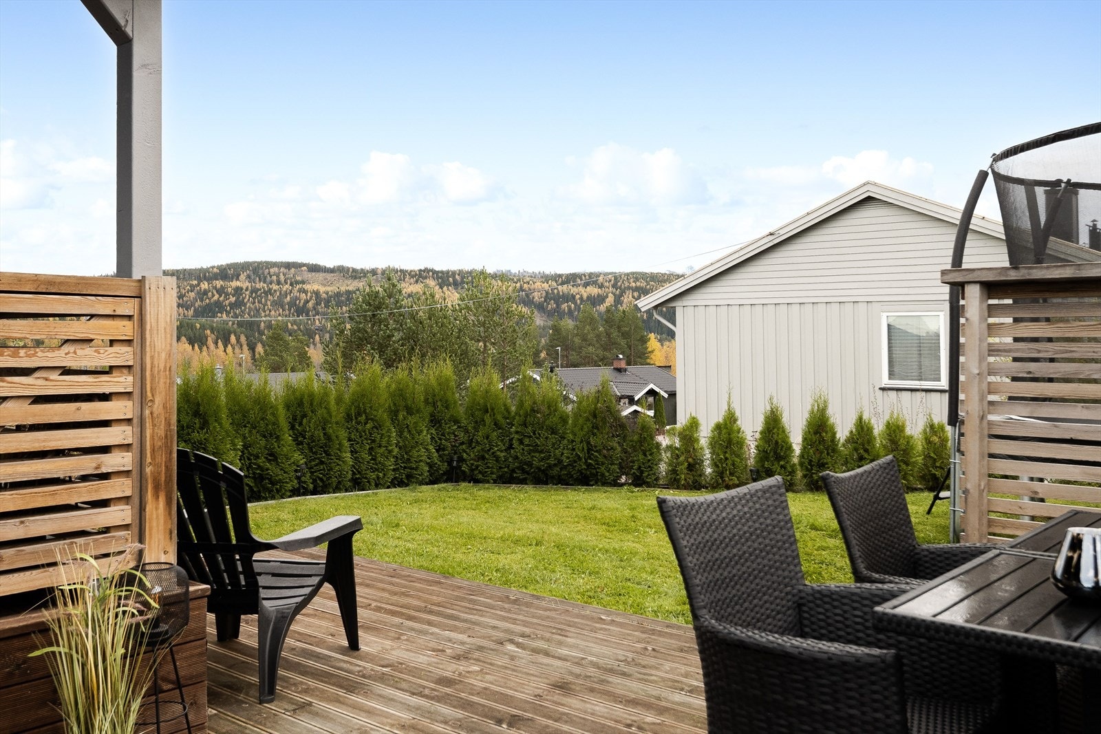 Fra den overbygde terrassen har du videre adkomst til en åpen terrasse mot vest. Galleribilde