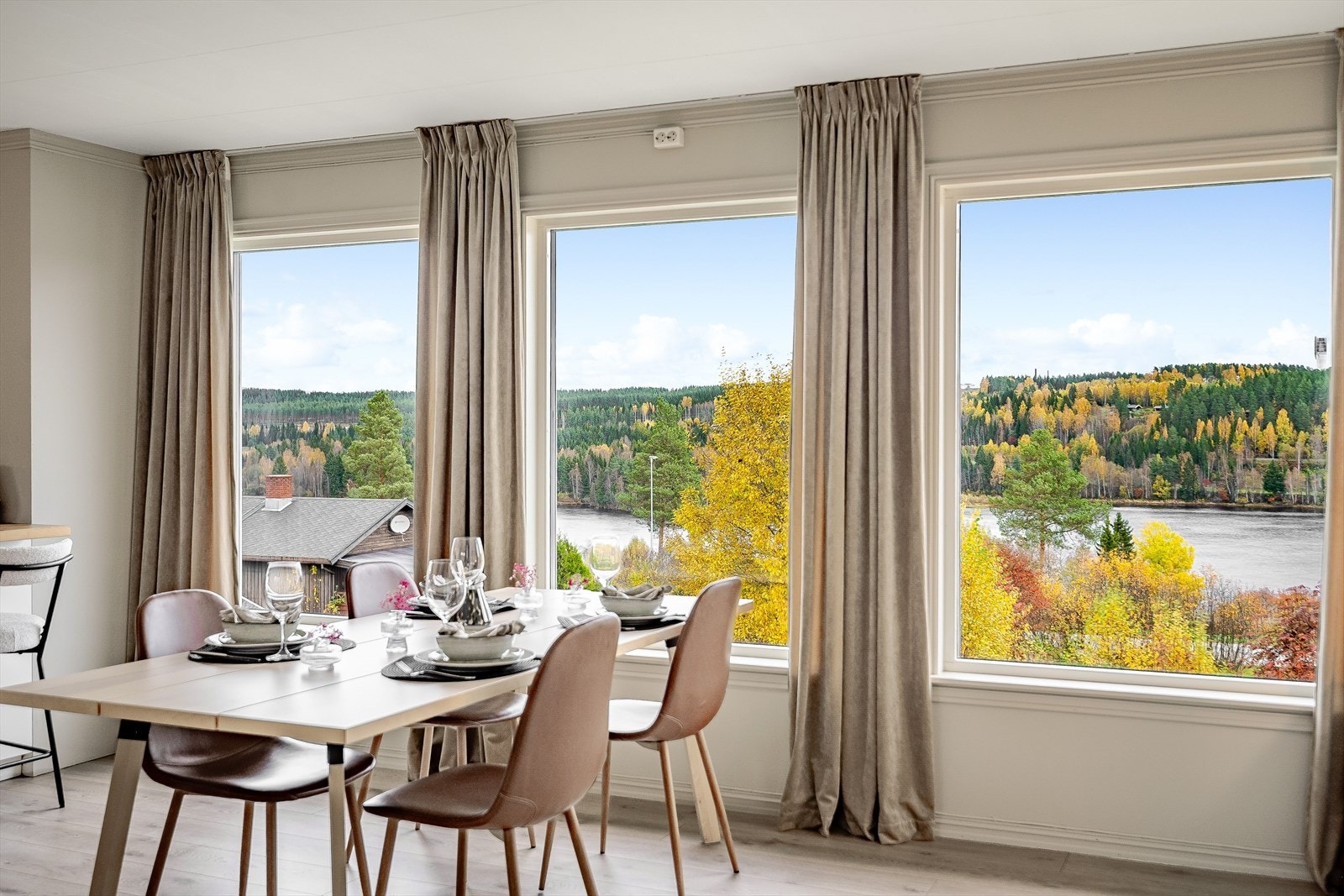 Stuen har flere store vindusflater som slipper inn rikelig med naturlig lys og åpner opp for den nydelig utsikten til Glomma. Galleribilde