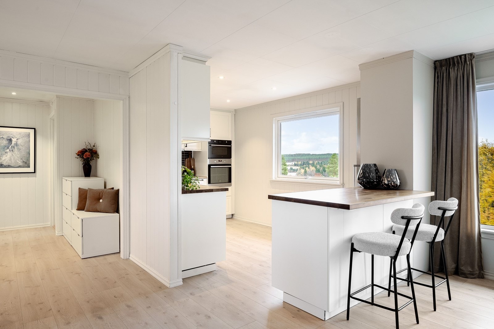 Kjøkkenet ligger i en fin delvis åpen løsning med stuen, naturlig adskilt og samtidig åpent og sosialt. Galleribilde