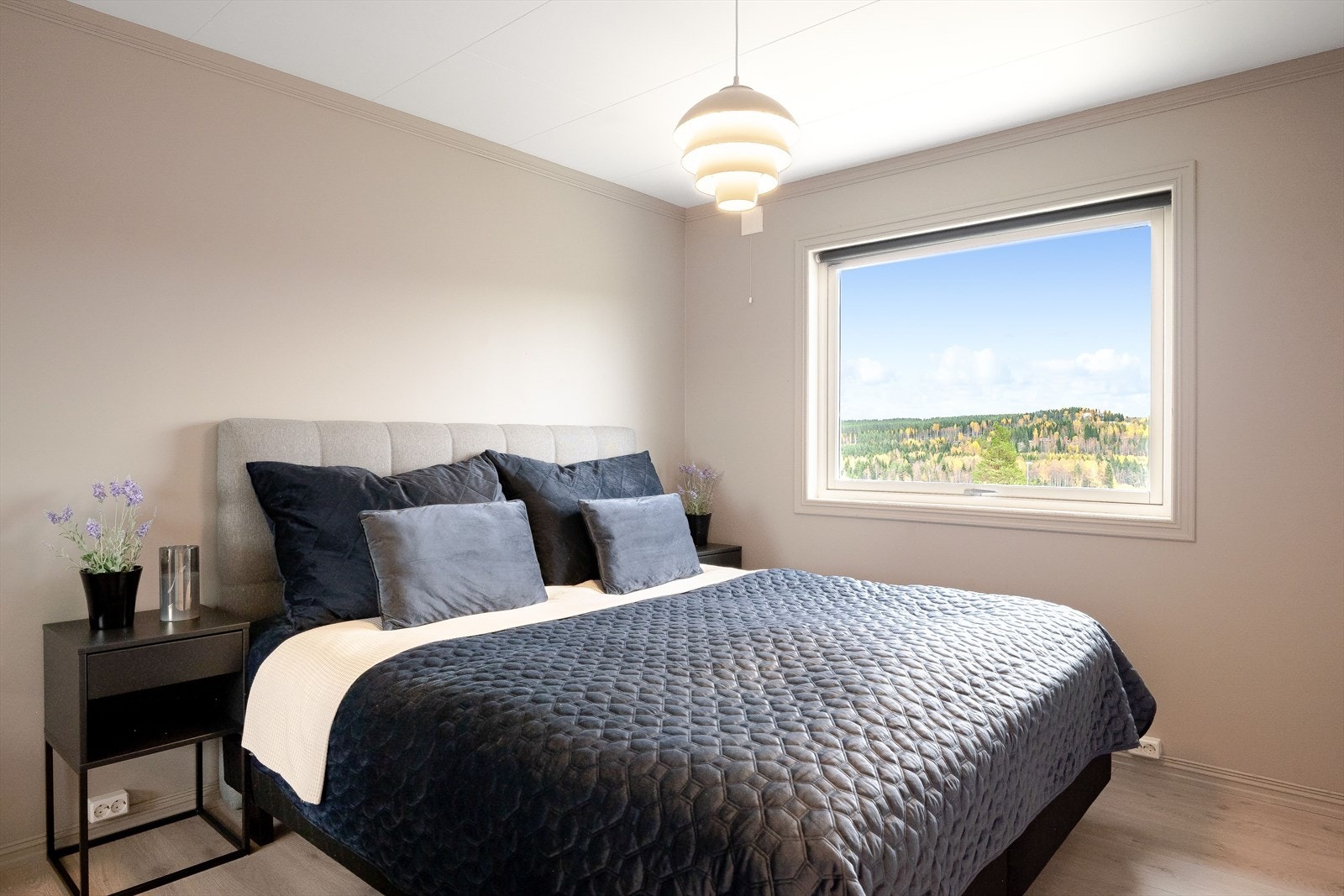 Boligen har et stort, lyst og innbydende hovedsoverom som ligger i 1. etasje. Galleribilde