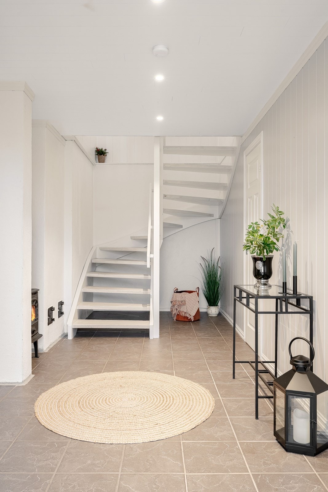 Det er montert vedovn i gangen og luft-til-luft varmepumpe fra 2017 i trappen som sørger for en god varme på vinterstid. Galleribilde