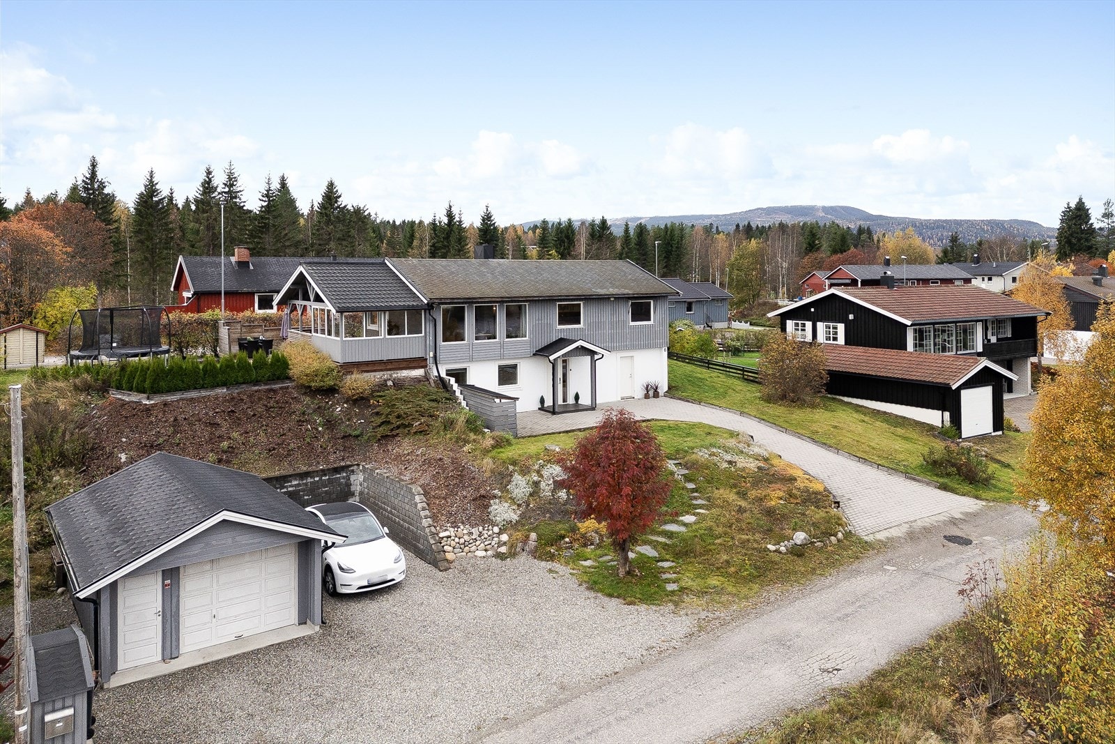 Eiendommen er bebygd med en pen og godt oppgradert enebolig over to plan, og en garasje på 22m². Galleribilde