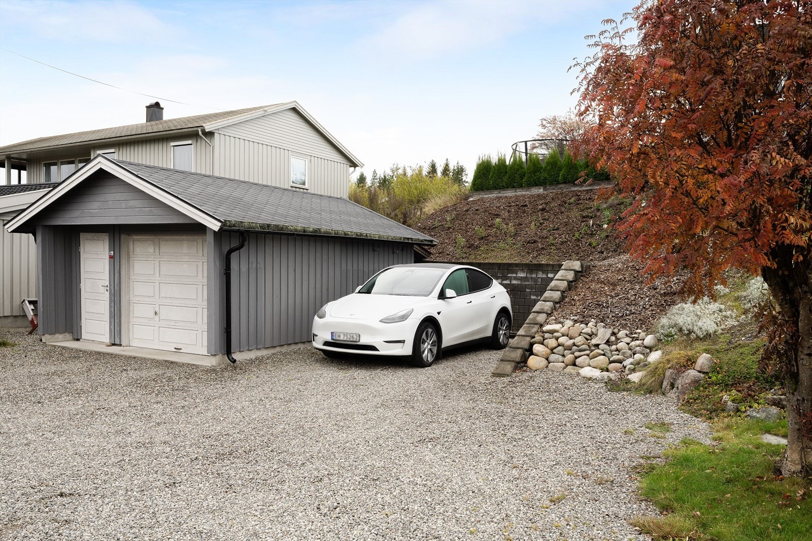 Eiendommen er også bebygd med en frittstående garasje på 22m² med takoverbygg i bakkant. Galleribilde