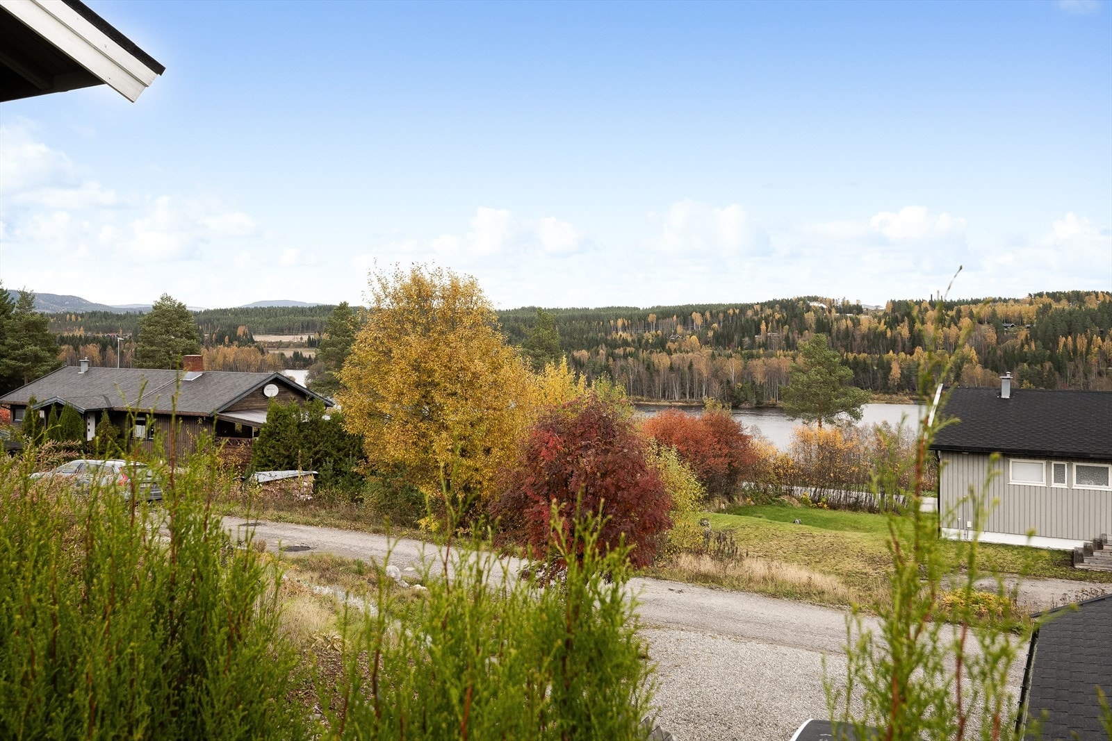 I kort radius fra boligen er det god tilgang til både trening og turer hvor Birkebeinertraseen kan by på ypperlige friluftsområder for dette både på sommer- og vinterstid. Galleribilde