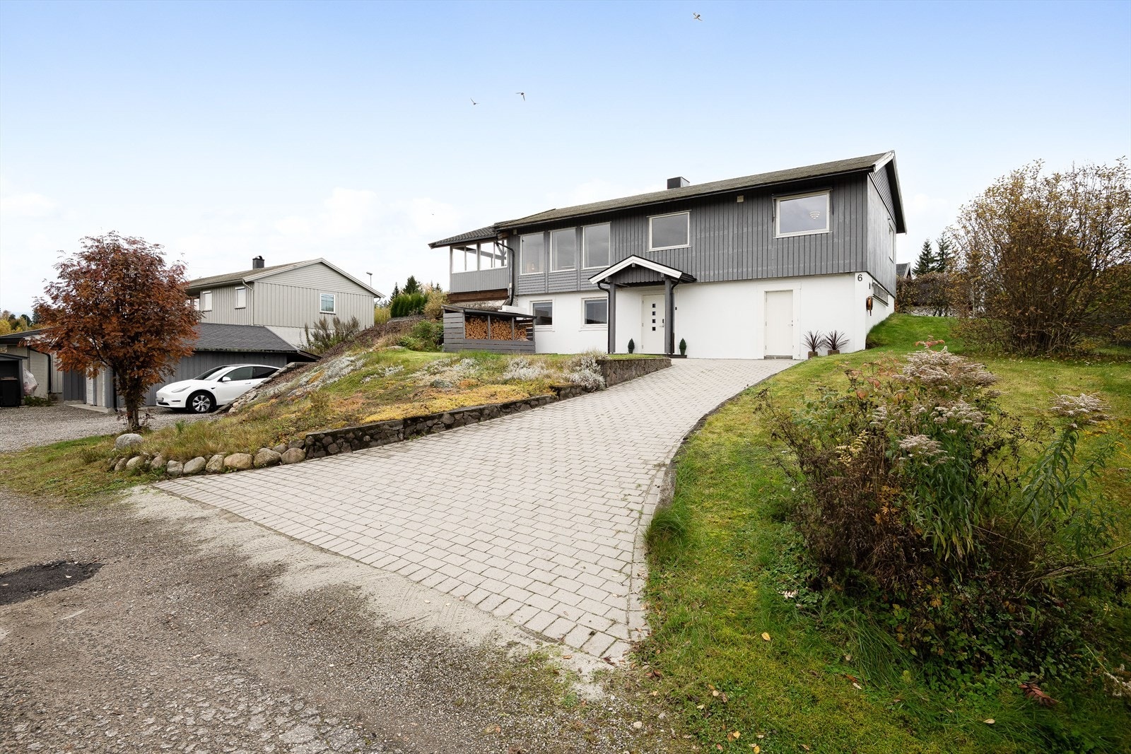 Tomten er meget pent opparbeidet. Oppkjørselen er belagt med belegningsstein og det er etablert en gangsti med heller fra garasjen og opp til boligen. Galleribilde