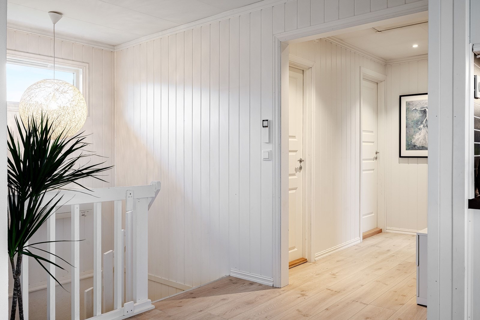 Vi tar turen opp til hovedetasjen som inneholder et stort og fint oppholdsrom, 2 soverom og baderom. Galleribilde