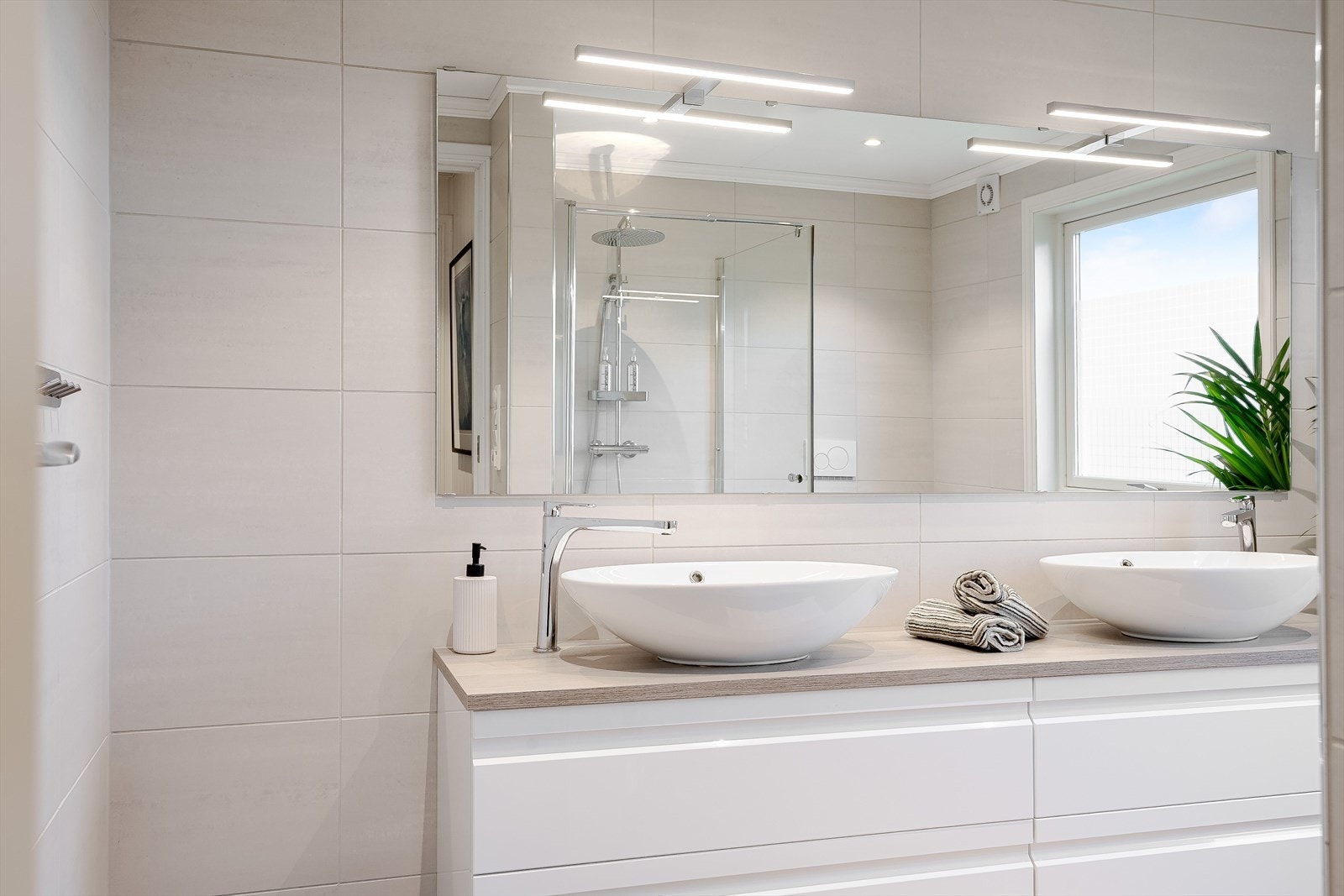 I tilknytning til hovedsoverommet har du et stort og delikat baderom som ble pusset opp i 2017. Galleribilde