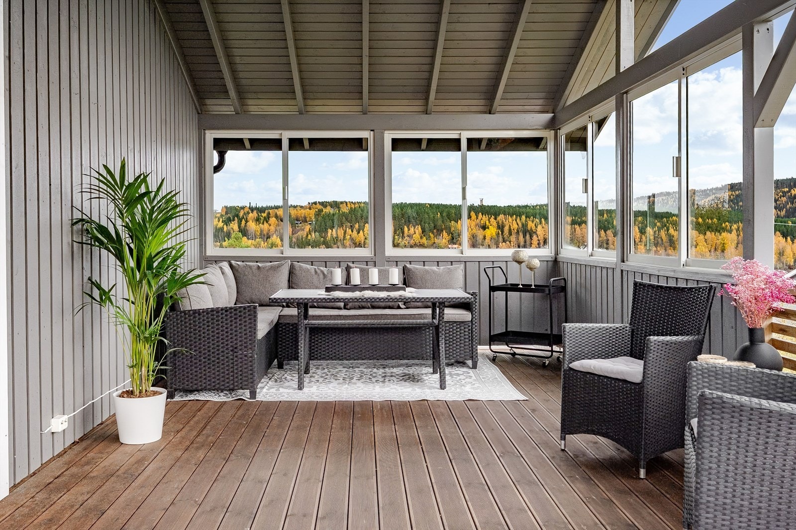 Fra stuen har du utgang til en stor, flott og solrik terrasse som ble bygd i 2020. Terrassen vender mot syd og har gode solforhold. Galleribilde