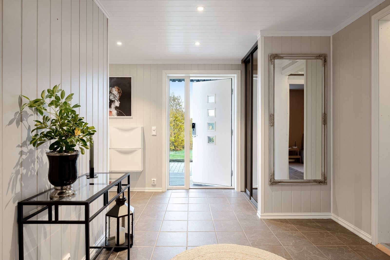 Du ønskes velkommen inn i en stor, innbydende og praktisk entré. Når du entrer boligen får du umiddelbart et positivt inntrykk av den flotte boligen med sin gode og oppgraderte standard. Galleribilde