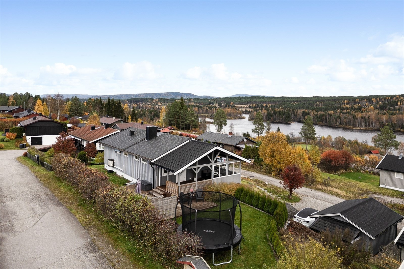 Denne boligen ligger fint til i et etablert boligområde på Nordre Kirkeberget i Rena. Her bor du i et etablert og barnevennlig boligområde med kun ca. 600 meter til barnehage, ca. 800 meter til skolen og ca. 1,5 km til sentrumskjernen. Galleribilde