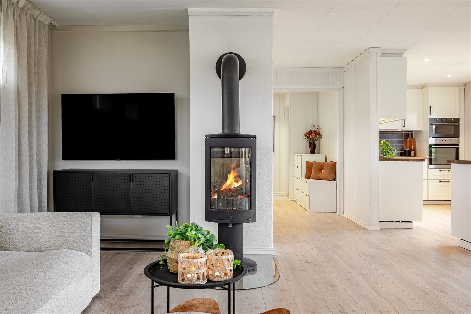 Som et fint midtpunkt i stuen har du en moderne vedovn fra 2017 som både gir god varme og bidrar til ekstra hygge på kaldere høst- og vinterdager. Galleribilde