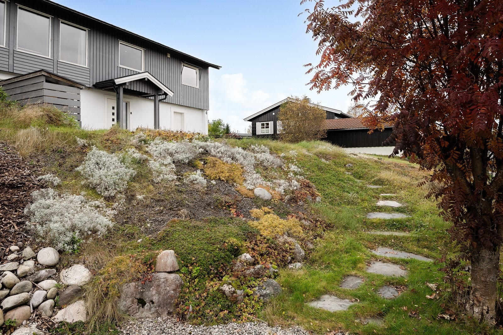 Sti fra garasjen og opp til huset. Galleribilde