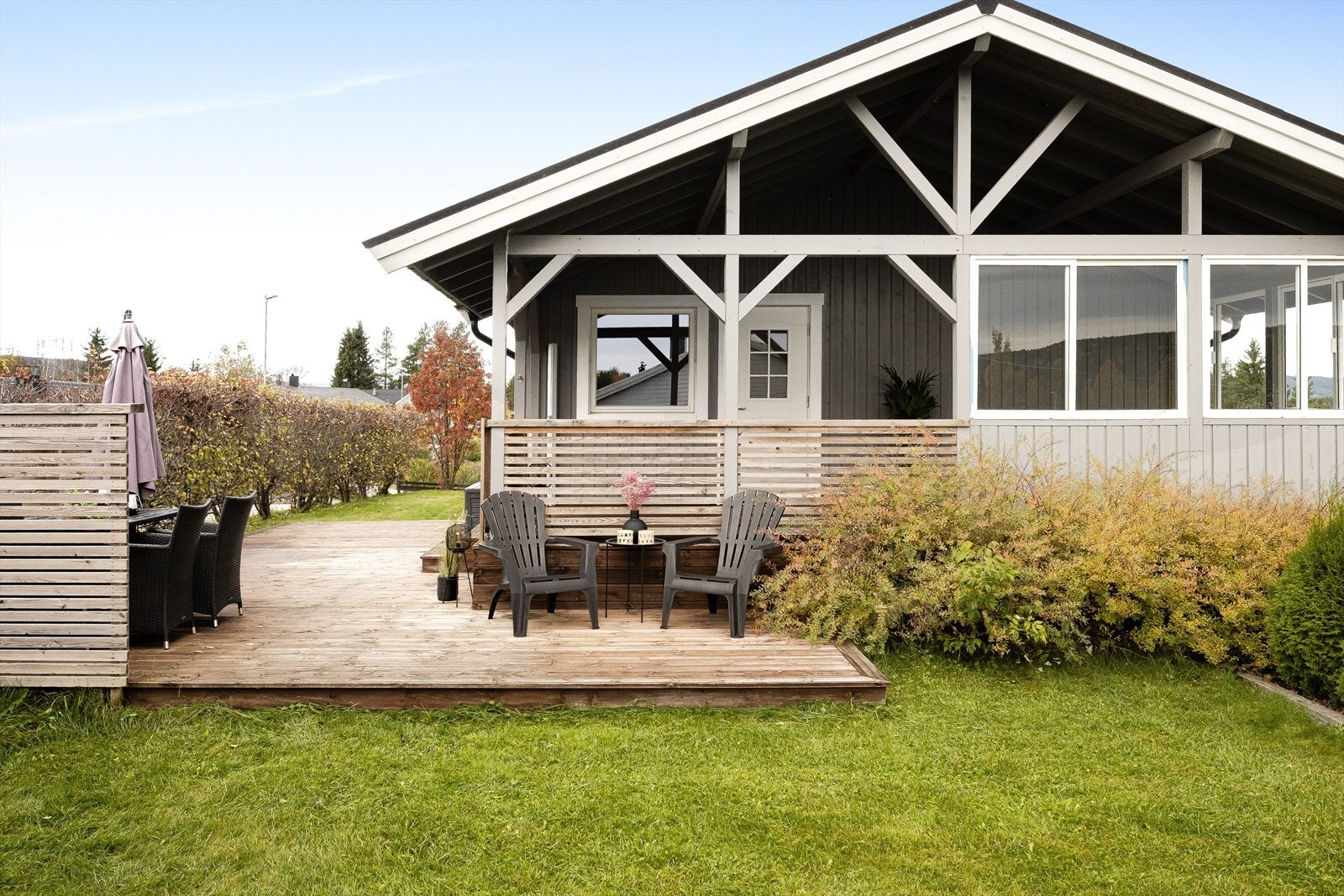 Terrassen har impregnerte terrassebord og levegger som gjør at du sitter skjermet og lunt. Galleribilde